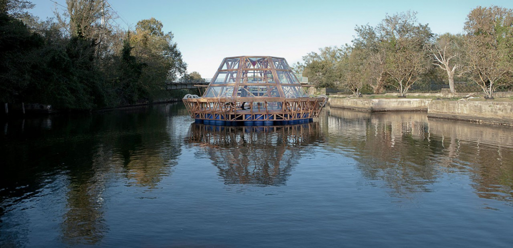 La Jellyfish barge, une serre flottante et autonome en forme de méduse designée par Sudiomobile. Réalisation : Pnat. Photo: Matteo de Mayda 