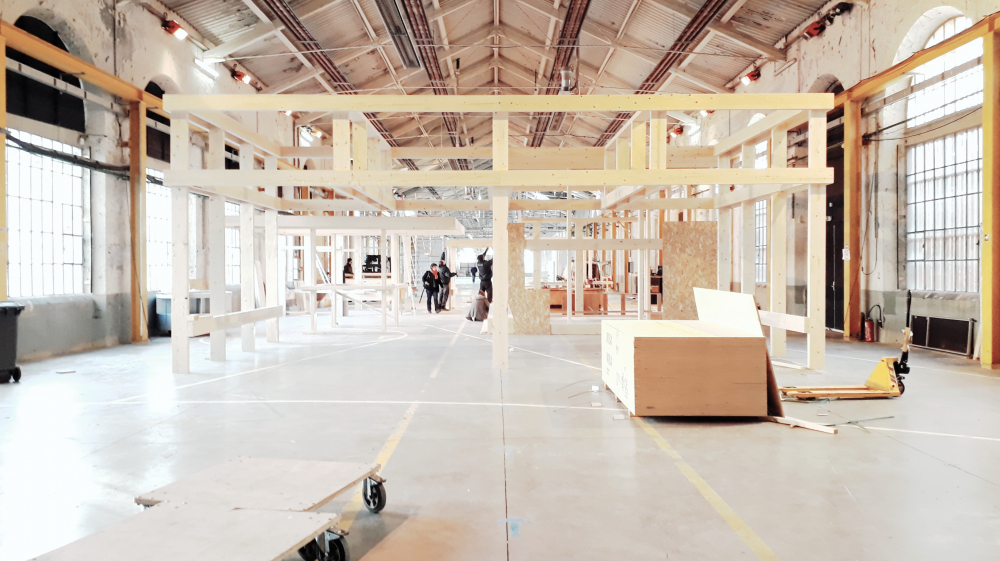 Structure en bois en forme de boite dans l'atelier.