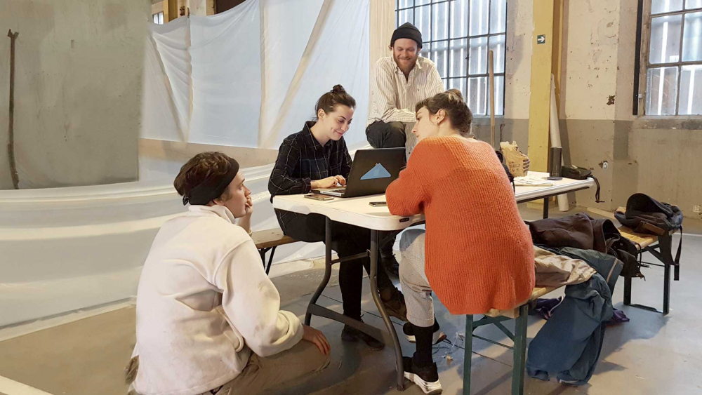 Les étudiants et les monteurs se réunissent devant la futur usine. 