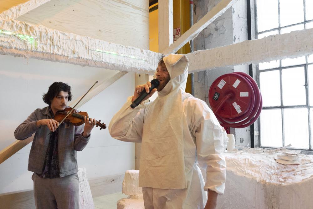 Léo, le Prêtre (Martin Caillaud) et le Musicien (Martin Sauvadet) font patienter la foule qui s'impatiente. ©S. Binoux