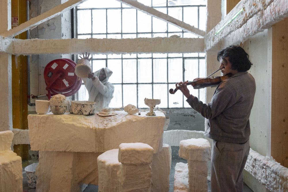 Les instruments acoustiques, ne réapparaissent à Stefania que lors des fêtes les plus traditionnelles (ici, un mariage) ©S. Binoux 