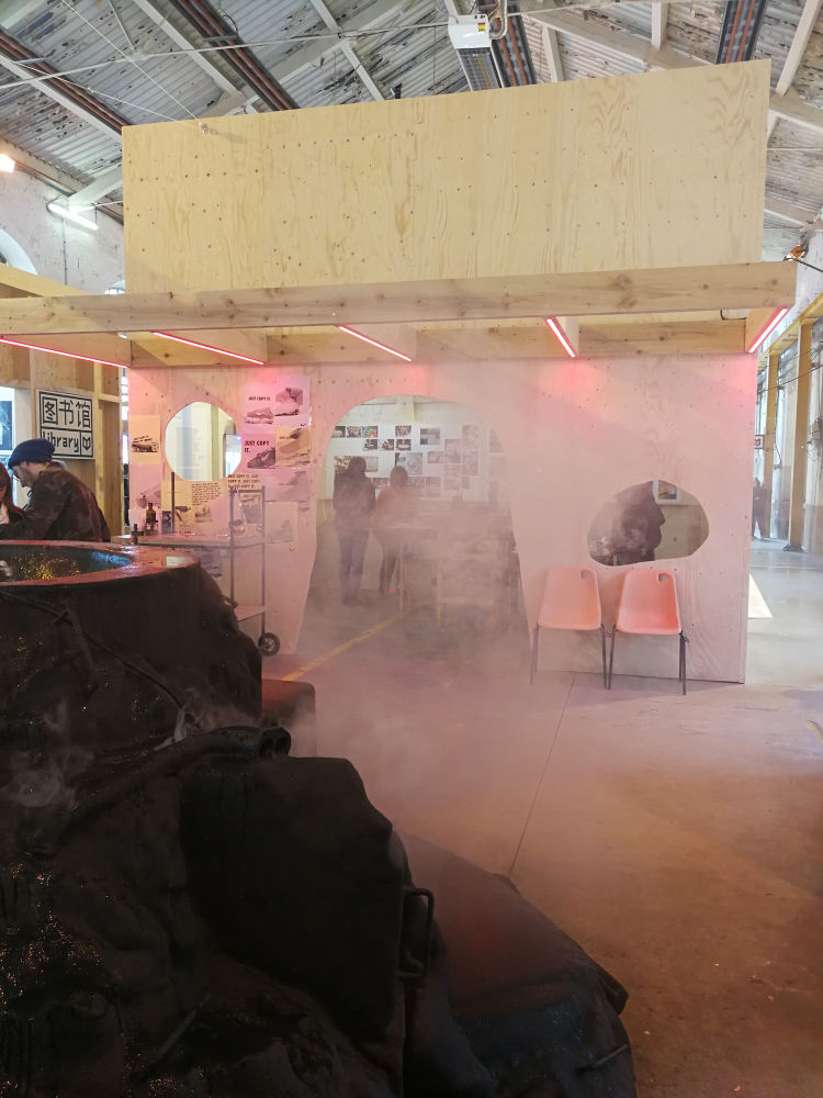 La fontaine, source géothermale de la ville, rejette, lors des phases sismiques, les gaz contenus entre les couches sédimentaires. © Margot Behr