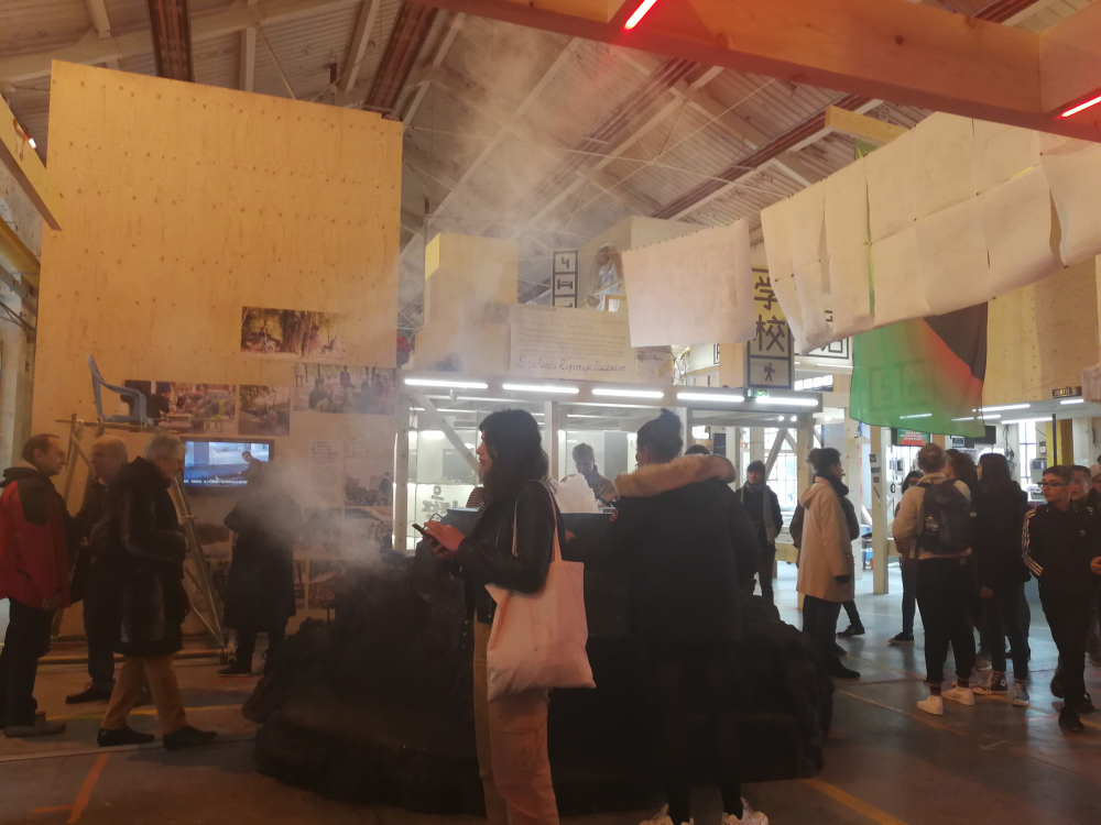 La fontaine, source géothermale de la ville, rejette, lors des phases sismiques, les gaz contenus entre les couches sédimentaires. © Margot Behr