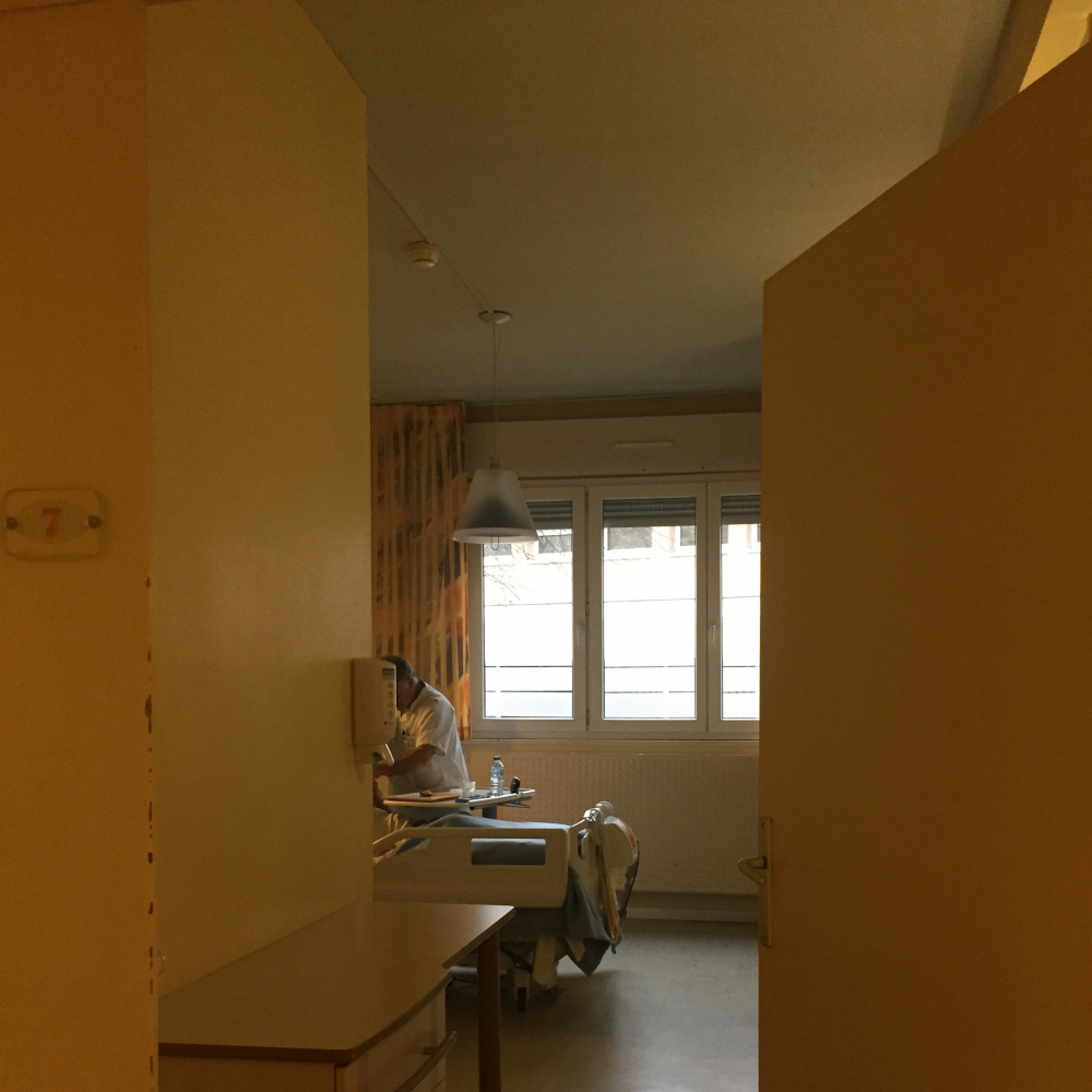 Image d'une chambre d'hôpital. La lumière dans le service de soin palliatif ressemble parfois à celle d'un lieu de culte.